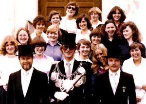 Brötchesmädchen 1978: König: Thomas Schaaf Brötchesmädchen von links nach rechts: Marion Schneider, Felizitas Schaaf, Rosmarie Franzen, Elisabeth Manz, Rita Prager, Hildegard Schütz, Elke Fabritius, Marietta Scholl, Birgit Althammer, Elvira Münch, Doris Prange, Petra Schmitt, Christa Schwipperich, Brunhilde Doll, Sigrid Schmitt, Ute Arend; Begleiter sind Willi Bach und Karl-Josef Scholl. Foto: Thomas Schaaf