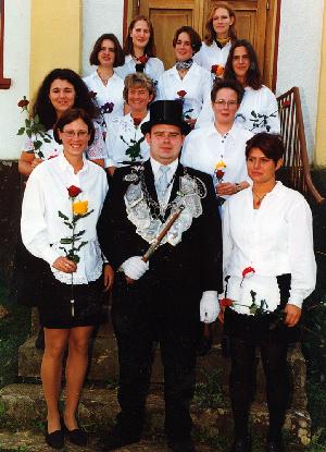 1998 König: Karl-Heinz Schweinheim von links nach rechts und von hinten nach vorne: Kerstin Bender / Sabine Sprinkmeier / Anja Knieps, Verena Bender / Rebekka Dünker / Claudia Winand, Diana Debus, Sonja Jüris / Michaela Meyer, Viola Botter Foto: Dominik Knieps