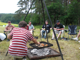 Vatertag 2009 06 Männerfreundlich bei Bier und Grill verbrachte man den Tag. Foto: JSG Lantershofen