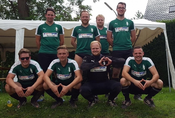 Fussballturnier17 Für die JSG liefen auf: Maurice Ley, Nils Henscheid, Leon Schneider, Christian Scholl, Robin Grießel, Florian Scholl, Markus Fabritius und Matthias Schopp (v.l.n.r.) Foto: JSG Lantershofen