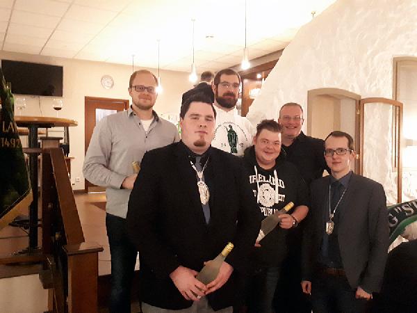 Weihnachtsfeier2017 Das Siegerteam des Quiz, bestehend aus Robin Grießel, Majestät Benedikt Fabritius, Stefan Dünker, Manuel Efferz und Michael Huff, werden vom Hauptmann Johannes Schütz beglückwünscht. Foto: Tim Ley