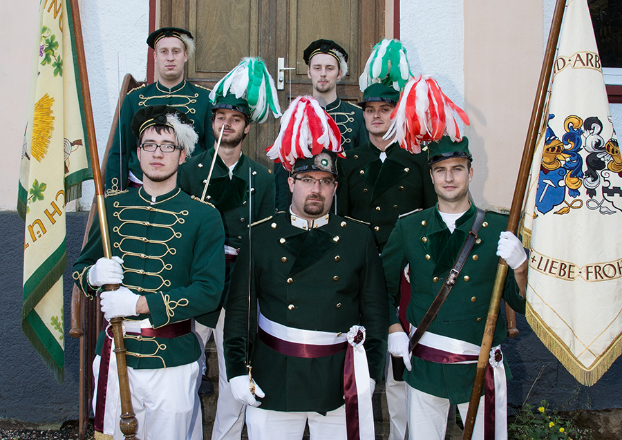 Fahnengruppe an Kirmesmontag 2014: von links nach rechts und von hinten nach vorne: Schwenkfahnenbegleiter Justin Waldecker, Schwenkfahnenbegleiter Severin Bender / Tragfahnenbegleiter Manuel Moitz, Tragfahnenbegleiter Sebastian Glees  / Fähnrich der Schwenkfahne Markus Fabritius,  1. Offizier Stefan Dünker, Fähnrich der Tragfahne Michael Sprinkmeier Foto: Sven Krämer