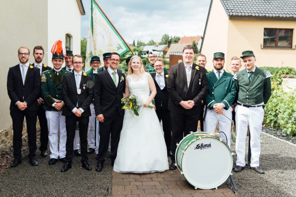 HochzeitStefanSimons2018 01 Gemeinsames Gruppenbild mit dem Brautpaar. Foto: Cathy Kohlenberg