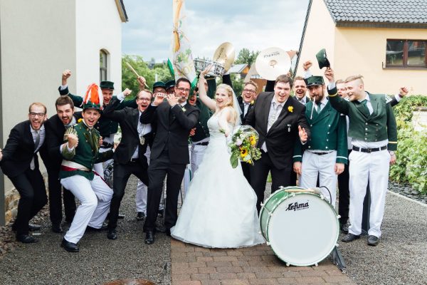 HochzeitStefanSimons2018 02 Gemeinsames Spaßbild mit dem Brautpaar. Foto: Cathy Kohlenberg