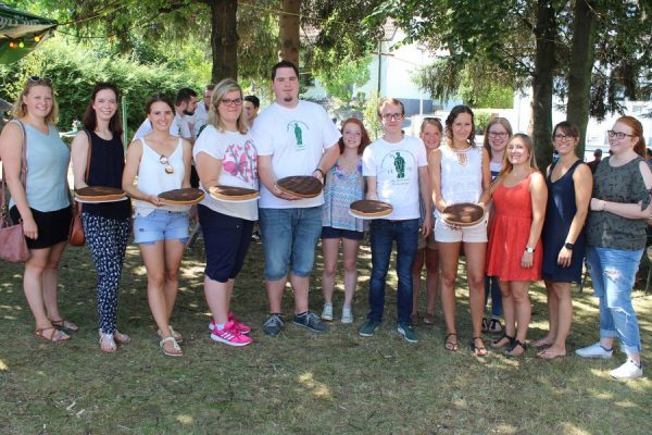 Maubichfest2018 01 Schützenkönig Benedikt Fabritius freut sich über den leckeren Maubichkuchen, den die Brötchesmädchen an die Gäste des Maubichfestes ausgeben. Foto: Dirk Unschuld