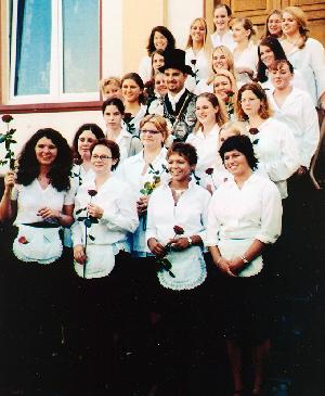 2003 König: Mario Fuchs Brötchesmädchen von links nach rechts und von hinten nach vorne: Eva Schaaf, Ina Scholl / Natalie Harst, Carina Briel, Alicia Wistorf, Regina Schwarz / Rebecca Dünker, Sarah Dünker, Jennifer Binsenbach / Sandra Bender, Juliane Dengg, Vanessa Liersch, Sabrina Schmitt, Jasmin Entrup / Nadine Powelz, Christiane Simons, ? / Melissa Schneider, Nena Fuchs, Verena Liersch / Claudia Winand, Sonja Jüris, Amy Mogaeka, Viola Botter Foto: Dominik Knieps