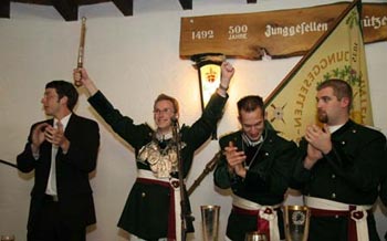 Thomas Hergarten freut sich über den gelungenen Schuss. Ex-Majestät Roman Kappen, Hauptmann Andreas Althammer und Fähnrich Stefan Dünker (von links) applaudieren mit den Festgästen. Foto: Eva Schaaf