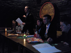 20081226 Weihnachtsfeier 01 Der Vorstand beim Verlesen der Quizfragen. Foto: JSG Lantershofen