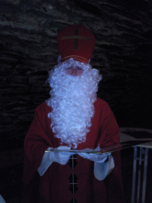 Auch der Nikolaus stattete der Weihanachtsfeier einen Besuch ab. Foto: JSG Lantershofen