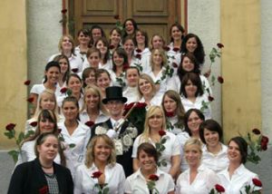 2008 König: Thomas Hergarten 2007 König: Roman Kappen von links nach rechts und von hinten nach vorne: Stefanie Doll, Monika Sonntag, Tanja Lindenau, Eva-Maria Kappen, Anne Simons, Anna-Maria Schütz / Patrizia Betz, Sophia Ropertz, Yvonne Großgarten, Stefanie Schnitzler, Theresa Harst / Elisa Lypken, Laura Hess, Carina Moitz, Anne Hergarten, Anja Schüttler / Sarah Anft, Nina Schofer, Anna-Lena Großgarten, Eva Schaaf, Ann-Katrin ?, Sarah Dünker, Isabelle Effertz / Viola Röser, Carina Briel, Lieve van den Bergh / Maike Haberkorn, Juliane Dengg, Lorina Grießel, Jasmin Entrup, Nathalie Harst / Regina Schwarz, Julia Koll, Eva Koll, Anna Röser, Anja Knieps Foto: Thomas Schaaf