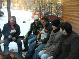 20090110 Winterwanderung 05 An der Lambertushütte, dem Ziel der Wanderung, ließ es sich am wärmenden Feuer gut aushalten. Foto: JSG Lantershofen