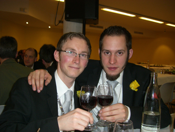 Majestät Thomas Hergarten (li.) und Hauptmann Andreas A. (re.) stoßen gemeinsam an. Foto: JSG Lantershofen
