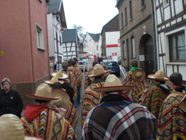 Selbstverständlich ist für die Spielleute die Begleitung des Umzuges im Heimatort. Foto: JSG Lantershofen
