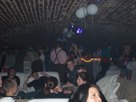 Aber auch die Stimmung in der Sektbar unten im Keller konnte sich sehen lassen. Foto: JSG Lantershofen