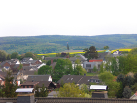 20090425 Maibaum 09 Der Blick vom Hannefeld in Richtung gestelltem Maibaum. Foto: JSG Lantershofen
