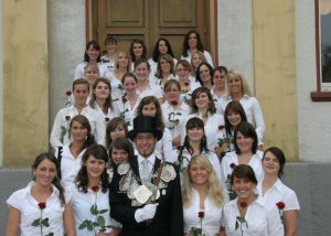 2009 König: Johannes Kappen Brötchesmädchen von links nach rechts und von hinten nach vorne: Verena Uhl, Monika Sonntag, ?, ?, Eva-Maria Kappen / Anna Zober, Anne Simons, Anne Hergarten / Sarah Dünker, Eva Schaaf, Judith Bendel, Jasmin Entrup, Melissa Schneider / Laura Hess, Sophia Ropertz, Yvonne Großgarten, Ina Scholl, Elisa Lypken, Carina Briel / Franziska Schütz, Tanja Lindenau / Juliane Dengg, Anna-Lena Großgarten, Yvonne Lindenau, Isabell Efferz / Nina Schofer, Anna-Maria Schütz, Carina Moitz, Julia Koll, Eva Koll, Anja Knieps Foto: Thomas Schaaf