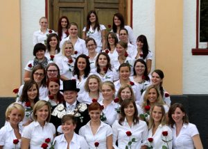 2012 König: Manuel Efferz von links nach rechts und von hinten nach vorne: Hannah Scholl, Anna Reimann, Julia Scheerer, Miriam Weltken / Janet Grazer, Melissa Schneider / Elisa Lypken, Eva Schaaf, Anne Simons, Tanja Lindenau / Ina Scholl, Sarah Dünker, Ivonne Ulrich / Anna-Maria Schütz, Sophia Ropertz / Laura Hess, Tamara Klein, Alyssa Alfter, Anja Schüttler, Anja Knieps / Franziska Schütz, Lena Hess, Carina Schopp, Theresa Dünker, Antje Grellmann, Sarah Koll / Alina Ahrend, Theresa Harst, Annika Ahrend-Assenmacher, Carina Moitz, Anna-Lena Großgarten, Anne Hergarten, Yvonne Großgarten Foto: Thomas Schaaf