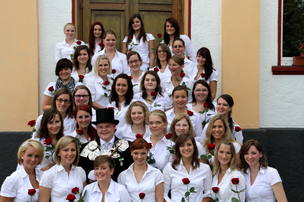2012 König: Manuel Efferz von links nach rechts und von hinten nach vorne: Hannah Scholl, Anna Reimann, Julia Scheerer, Miriam Weltken / Janet Grazer, Melissa Schneider / Elisa Lypken, Eva Schaaf, Anne Simons, Tanja Lindenau / Ina Scholl, Sarah Dünker, Ivonne Ulrich / Anna-Maria Schütz, Sophia Ropertz / Laura Hess, Tamara Klein, Alyssa Alfter, Anja Schüttler, Anja Knieps / Franziska Schütz, Lena Hess, Carina Schopp, Theresa Dünker, Antje Grellmann, Sarah Koll / Alina Ahrend, Theresa Harst, Annika Ahrend-Assenmacher, Carina Moitz, Anna-Lena Großgarten, Anne Hergarten, Yvonne Großgarten Foto: Thomas Schaaf