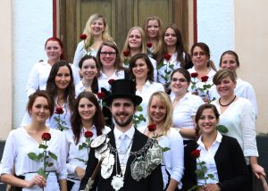 2015 König: Marco Böhm von links nach rechts und von hinten nach vorne: Antje Grellmann, Antonia Schwarz / Hannah Scholl, Louisa Mühle, Verena Fuchs/ Tamara Klein, Melissa Schneider, Ivonne Ulrich/ Franziska Schütz, Franziska Gerhard, Elisa Lypken, Sophia Ropertz, Ina Scholl / Anna-Maria Schütz, Lena Hess, Alina Ahrend, Anna-Lena Großgarten Foto: Thomas Schaaf