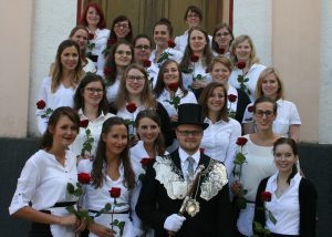 2016 König: Robin Grießel von links nach rechts und von hinten nach vorne: Hannah Scholl, Anne Simons / Nathalie Franzen, Miriam Weltken, Anna-Lena Fuchs / Theresa Schmitz, Melissa Schneider, Lieve van den Berghe / Theresa Harst, Sophia Ropertz, Antje Grellmann / Elisa Lypken, Tamara Klein, Annika Ahrend-Assenmacher, Anna-Lena Großgarten, Carina Schopp, Nadine Schnarkowski / Anna-Maria Schütz, Franziska Schütz, Lena Hess, Laura Hess, Franziska Gerhard Foto: Anna-Maria Schütz