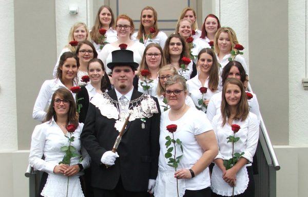2017 König: Benedikt Fabritius von links nach rechts und von hinten nach vorne: Lieve van den Berghe, Miriam Weltken, Nadine Schnarkowski / Antje Grellmann, Victoria Bonesteel, Thekla Feist, Hannah Scholl / Judith Bendel, Sophia Ropertz, Antonia Schwarz / Franziska Schütz, Franziska Gerhard, Tamara Klein, Lena Hess / Nathalie Franzen, Alina Ahrend / Anne Simons, Patricia Rech, Ivonne Ulrich Foto: Friedhelm Sebastian