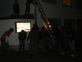 Generalversammlung 2006 04 Bei Nacht zu später Stunde werden die Maibäume an die Häuser gestellt. Foto: JSG Lantershofen