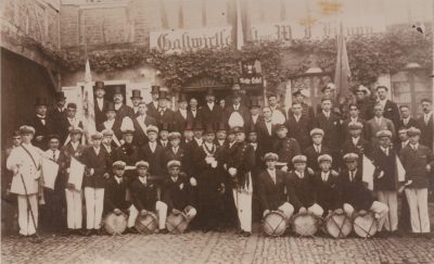 Gesellschafftsbild von 1929 vor dem Gasthaus Krupp. Repro: Dirk Unschuld