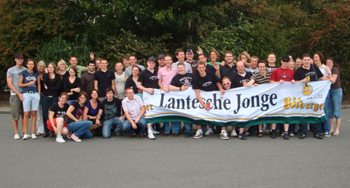 Mit Banner präsentierten sich die Mitreisenden. Foto: JSG Lantershofen