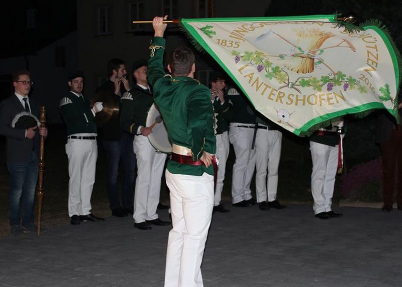 Schwenkfahne2017 Einsatz Fähnrich Matthias Schopp zeigt, dass sich auch an die neue Fahne bravourös schwenken lässt Foto: Dirk Unschuld