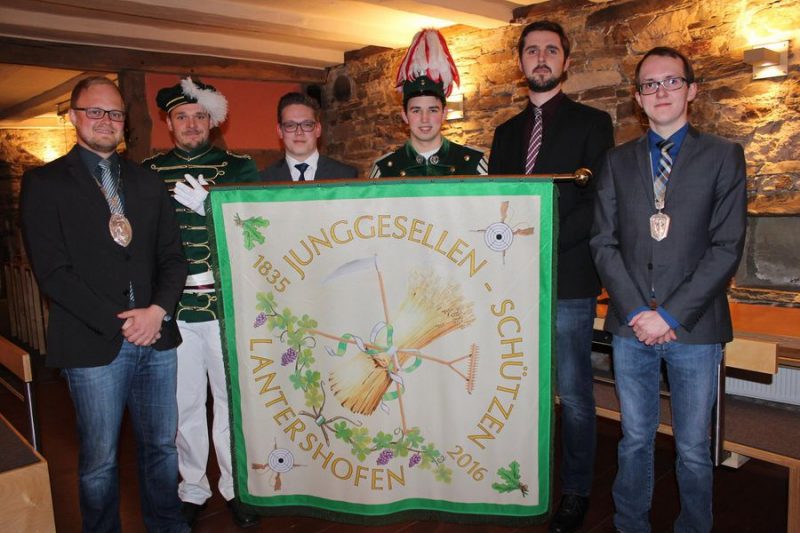 Schwenkfahne2017 Einsegnung König Robin Grießel, Schwenkfähnrich Matthias Schopp, Kassierer Maurice Ley, Tambourmajor Nils Henscheid, Schriftführer Marco Böhm und Hauptmann Johannes Schütz präsentieren stolz die frisch gesegnete Schwenkfahne. Foto: Dirk Unschuld