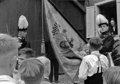 Dier erste Tragfahne der Gesellschaft auf einem Bild von 1947. Repro: Marianne Mombauer