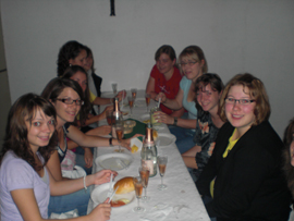 Spenderabend 2 2009 05 Auch die Brötchesmädchen waren geladen. Foto: JSG Lantershofen