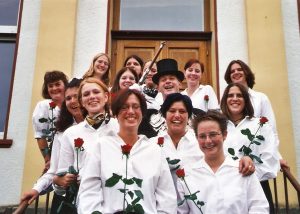 1999 König: Markus Jüris von links nach rechts und von hinten nach vorne: Sabine Sprinkmeier, Nena Fuchs, Verena Bender, unbekannt, Anja Knieps / Diana Debus, Christina Lanzerath, Rebekka Dünker / Claudia Winand, Kerstin Bender, Michaela Meyer, Viola Botter, Sonja Jüris Foto: Markus Jüris