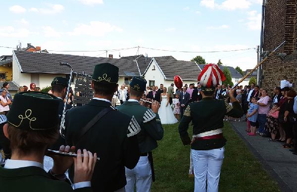 HochzeitMarcoSchmidt2018 01 Das Tambourcorps spielt zu Ehren des Brautpaares. Foto: Robin Grießel