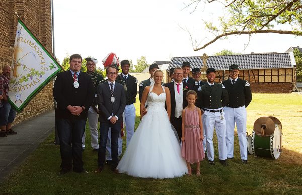 HochzeitMarcoSchmidt2018 02 Gemeinsames Gruppenbild mit dem Brautpaar. Foto: Robin Grießel