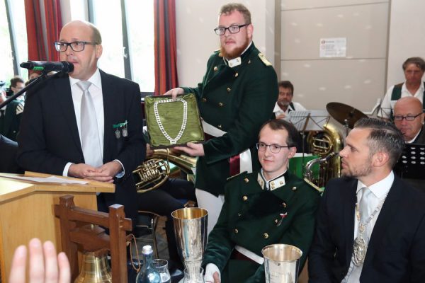 Kirmes2018 03 Peter-Josef Schütz stiftetet eine neue Kette für das Interimsschild des Hauptmanns. Foto: Thomas Schaaf