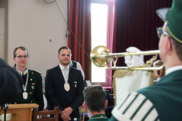Kirmes2018 04 Hauptmann Johannes Schütz und Majestät Matthias Schopp lauschen den Fanfarenbläsern. Foto: Dirk Unschuld