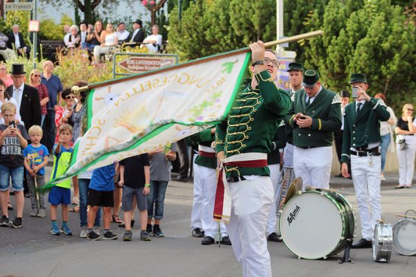 Kirmes2018 07 Fähnrich der Schwenkfahne Markus Fabritius glänzte mit einer tollen Performance. Foto: Dirk Unschuld