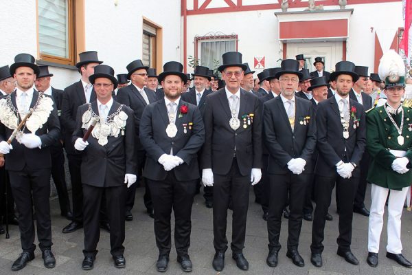 Kirmes2018 08 Lantershofener und Ahrweiler Majestäten und Hauptleute freuen sich auf die Parade. Foto: Dirk Unschuld