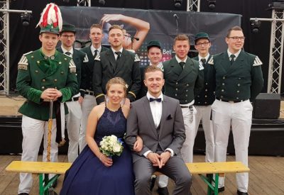 Oeverich2018 Das Maikönigspaar mit einem Teil der Spielleute. Foto: JSG Lantershofen