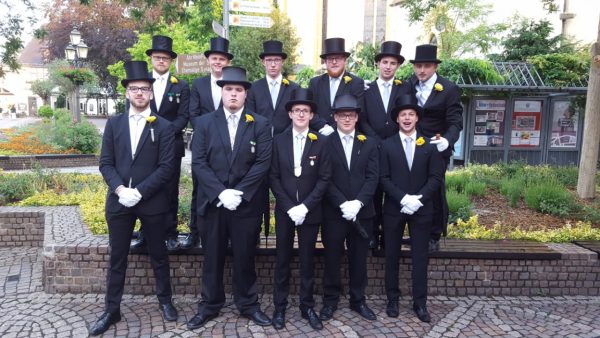 SFestAhrweiler2018 02 Erstaunlich frische Gesichter nach dem Ende des Trinkzuges. Foto: JSG Lantershofen