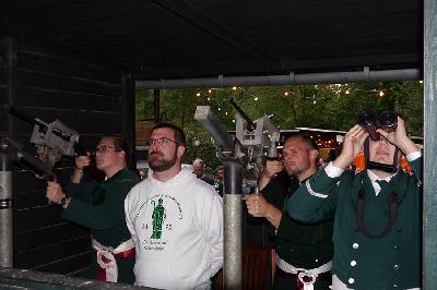 Schützenfest2018 04 Im Schießstand herrscht höchste Konzentration bei den Kandidaten Maurice Ley und Matthias Schopp, aber auch bei der Schießaufsicht STefan Dünker und Lars Henscheid. Foto: Robin Grießel