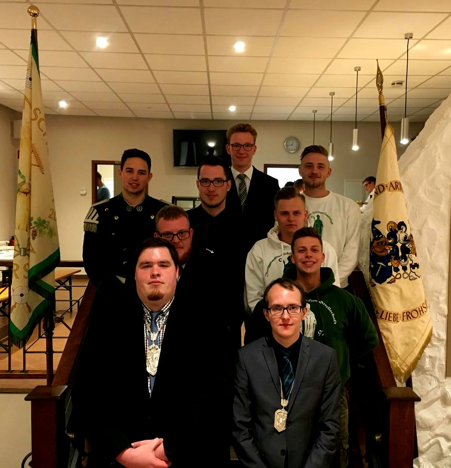 Der neu gewählte Vorstand der Gesellschaft (v.l.n.r.): Major Nils Henscheid, Majestät Benedikt Fabritius, 1. Offizier Tim Ley, Schwenkfähnrich Markus Fabritius, Kassierer Christian Herz, Hauptmann Johannes Schütz, Tragfähnrich Julian Schmitz, 2. Offizier Andreas Franzen und Schriftführer Leon Schneider. Foto: Maurice Ley