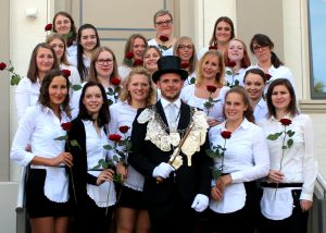 Brötchesmädchen 2018: König: Matthias Schopp Brötchesmädchen von links nach rechts und von hinten nach vorne: Caro ? , Patricia Rech, Miriam Weltken / ?, ? Braun, Theresa Schmitz, Nathalie Franzen, Hannah Scholl, Anne Simons / Ivonne Ulrich, Tamara Klein, Annika Ahrend-Assenmacher, Alina Ahrend / Frnziska Schütz, Franziska Gerhard, Carina Schopp, Carina Moitz / Helen Adenäuer, Elisa Lypken Foto: Friedhelm Sebastian
