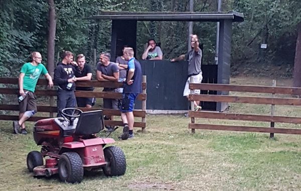 Schützenplatz 2018 01 Geselliges Beisammensein nach getaner Arbeit. Foto: Christian Herz