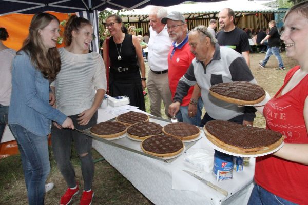 Maubichfest17 04 Schon früh drängen sich die Gäste bei den Brötchesmädchen an der Maubichtheke. Foto: Thomas Schaaf