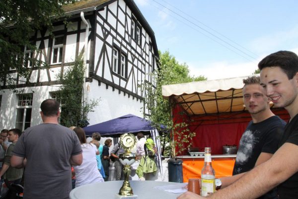 Maubichfest17 06 Die beiden Junggesellen Leon und Nils bereiten im Schatten der Alten Schule das "Schocken" vor. Foto: Thomas Schaaf