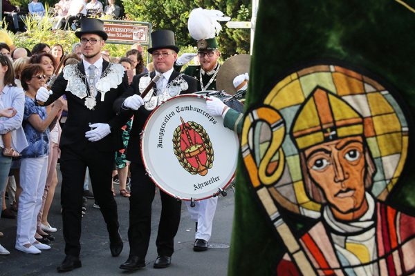 Kirmes2019 01 Majestät und Jubilar schreiten gemeinsam die Front ab, während der Hauptmann diese präsentiert. Foto: Thomas Schaaf