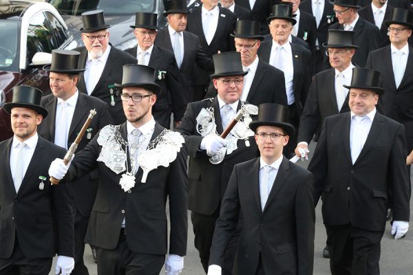 Kirmes2019 02 Häufig konnten Bewohner und Gäste den Festzug durch das Dorf marschieren sehen. Foto: Thomas Schaaf