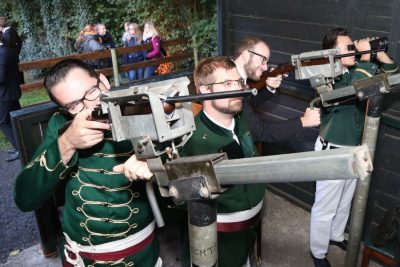 Schuetzenfest 2019 01 Die Kandidaten Markus Fabritius und Clemens Queckenberg unter der Schießaufsicht von Stefan Dünker. Foto: Thomas Schaaf